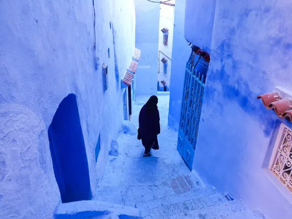 Traditional blue alley in Chefchaouen on a 5 days Morocco itinerary